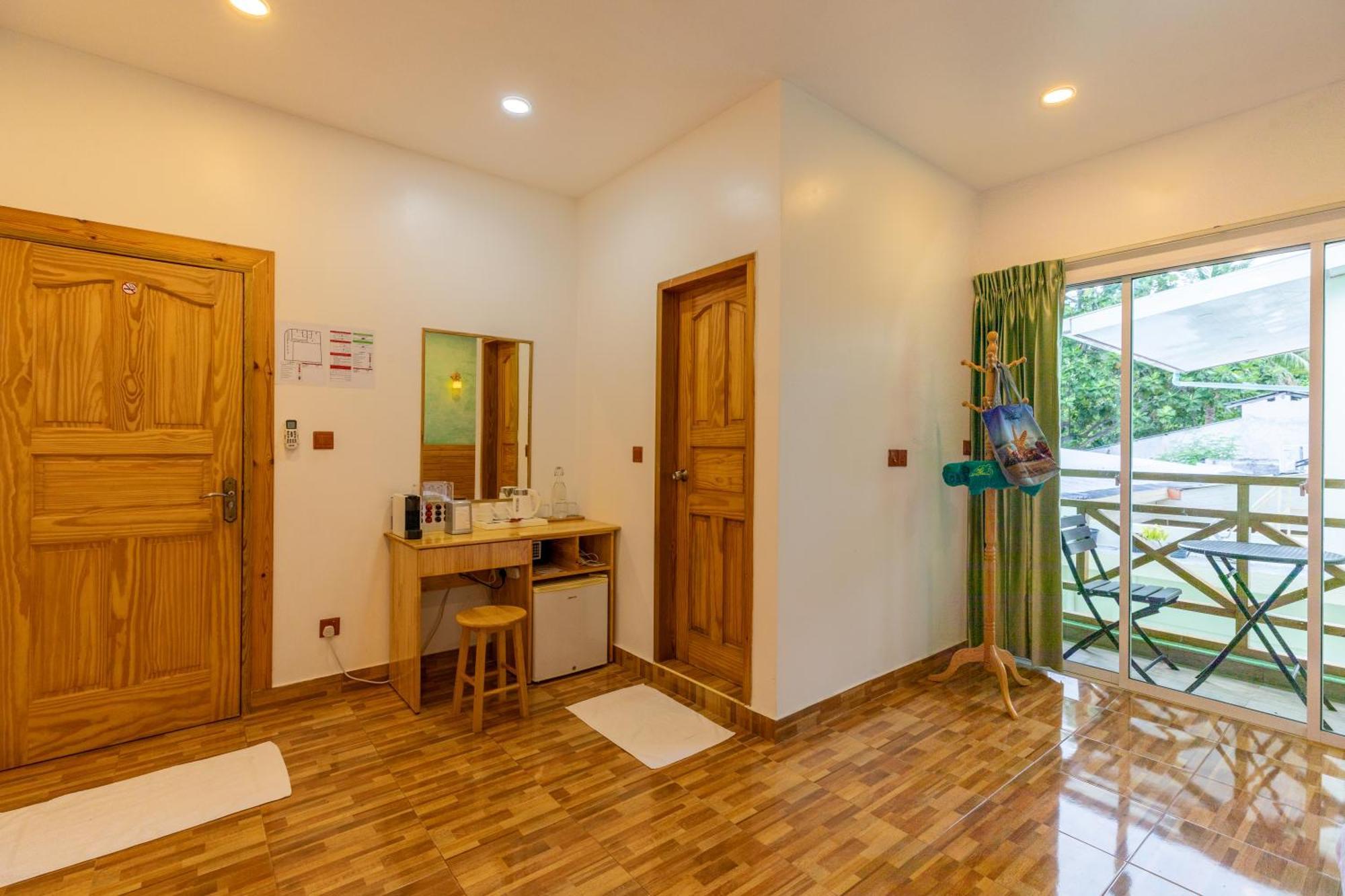 Turtle Maldives - Your Gateway To The Beach & Marine Adventures Await! Omadhoo エクステリア 写真